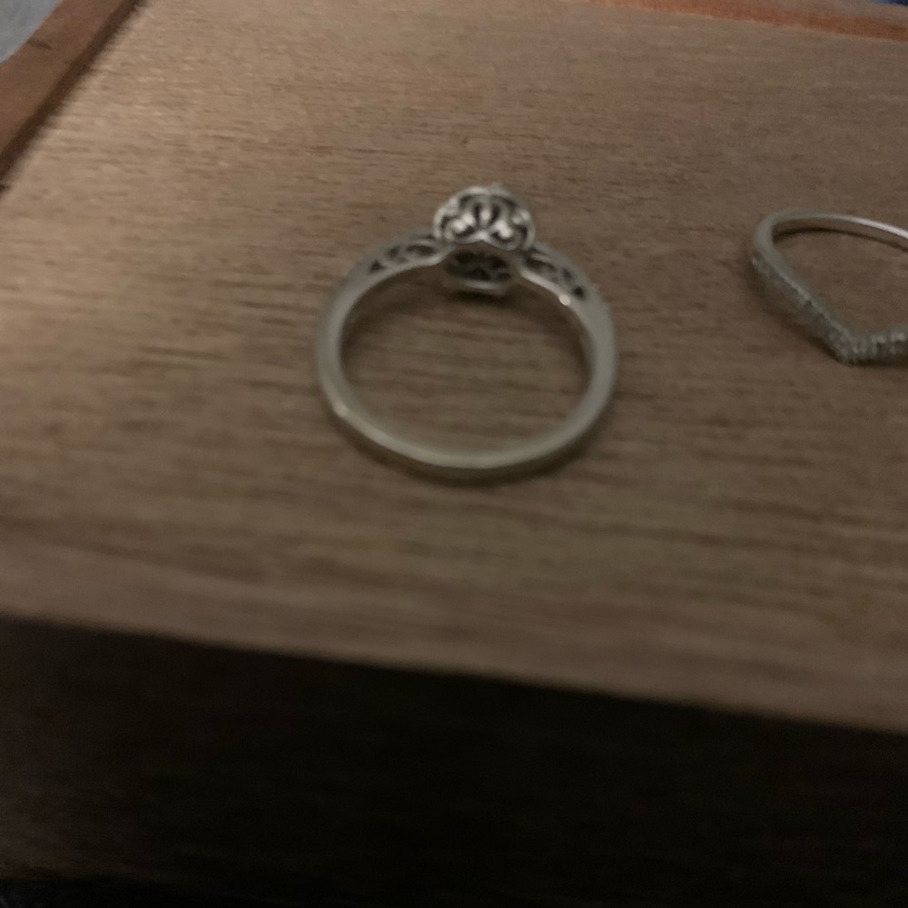 Size 7 engagement ring with wedding band - Picture 4 of 8